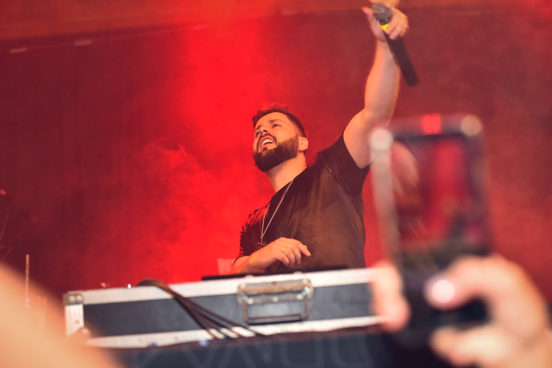 DJ KALLÔ cantando no microfone