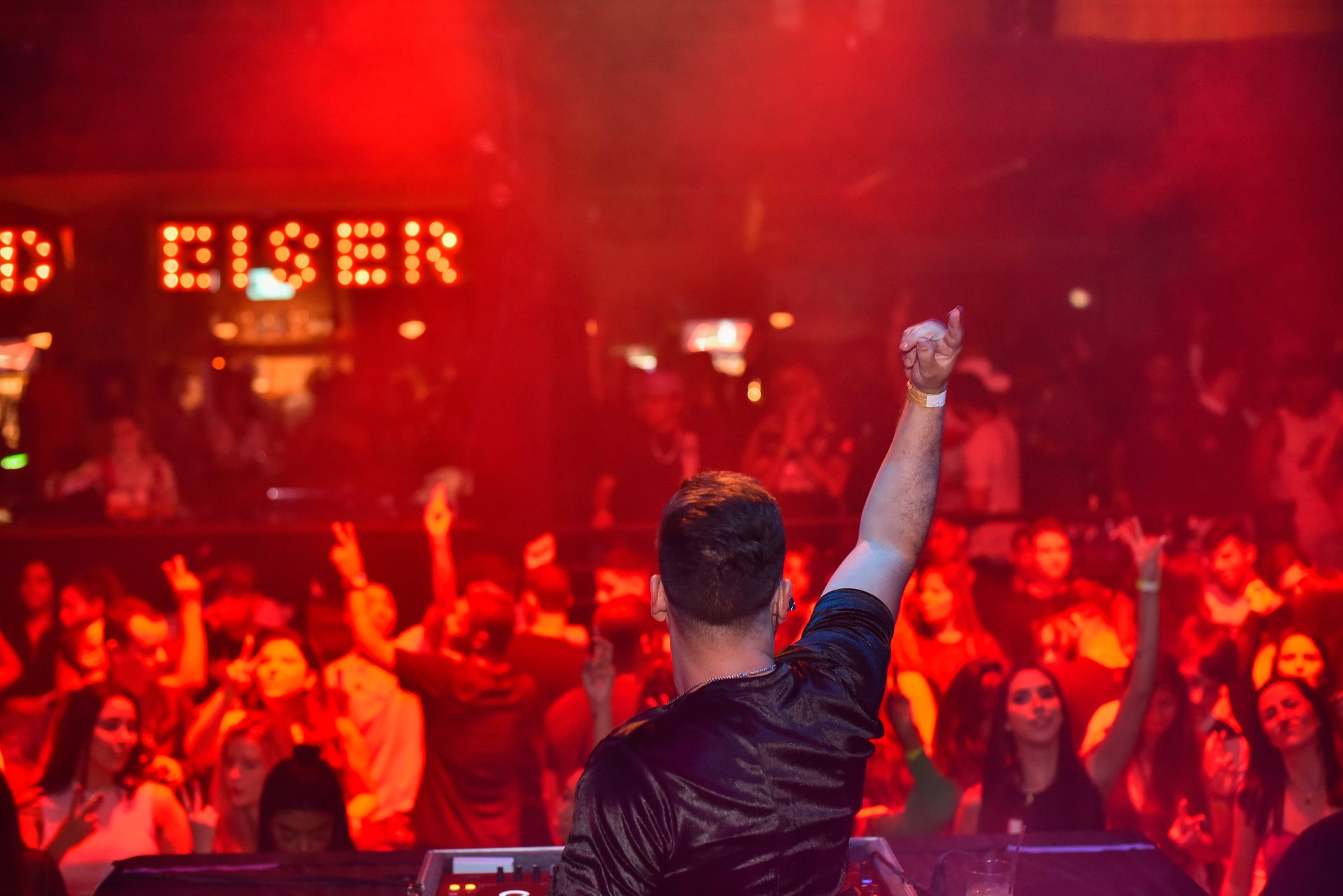 DJ KALLÔ com a pista lotada