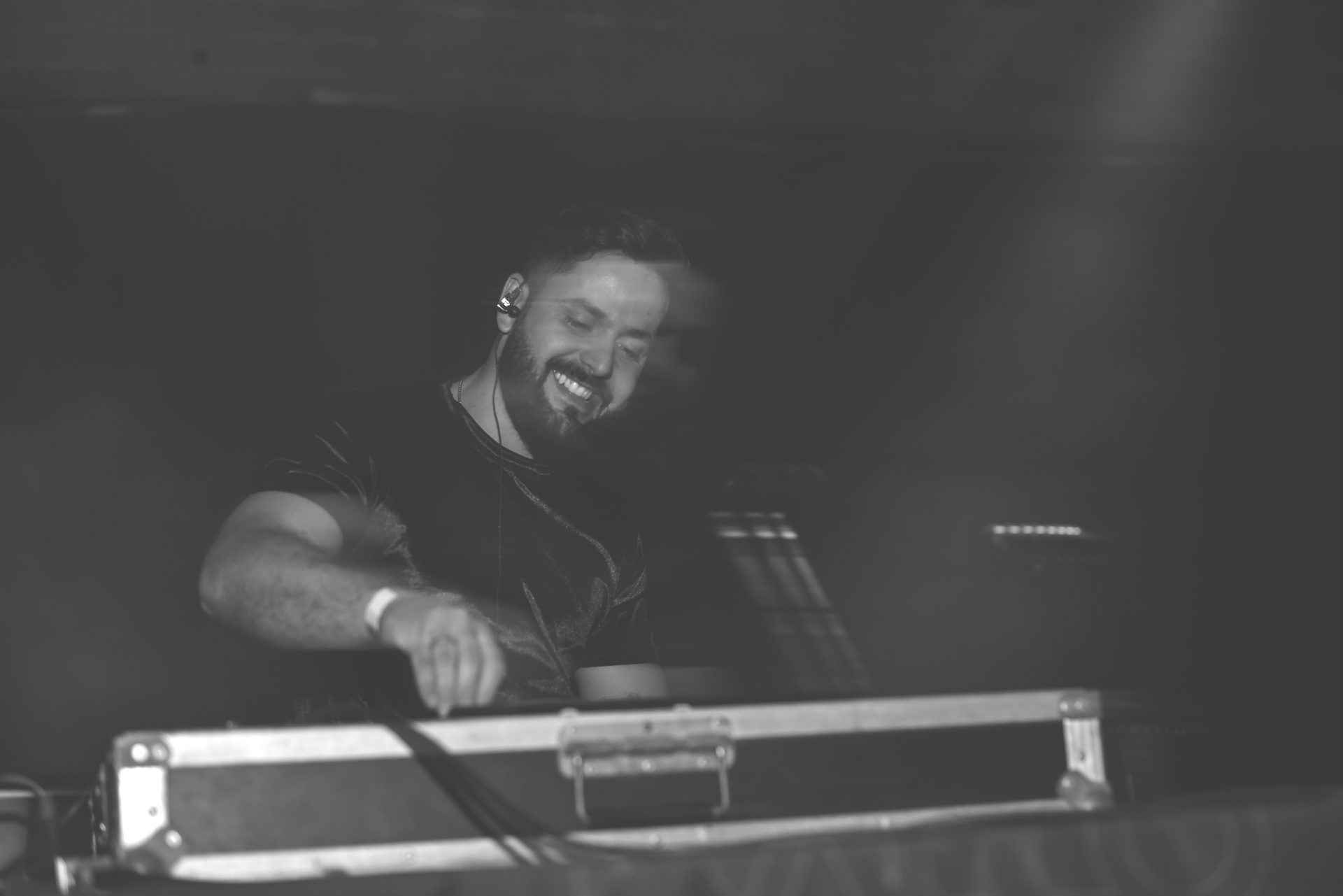 DJ KALLÔ sorrindo na cabine