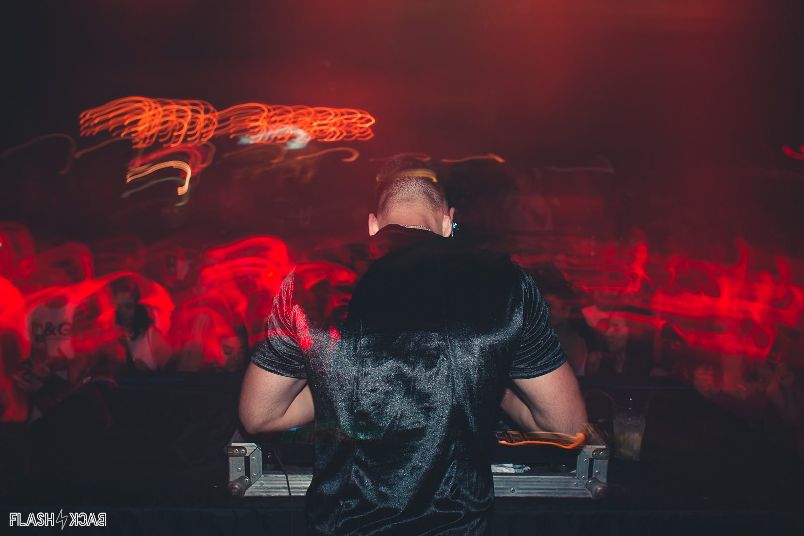 DJ KALLÔ com efeito de luzes